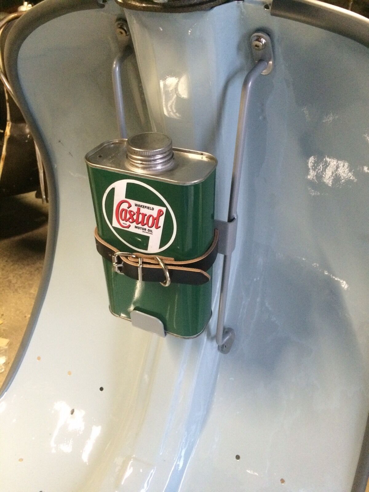 Lambretta Series 1/2 LI oil can holder and replica can - Image 2